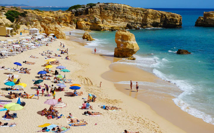 Une plage du Portugal avec des vacanciers 