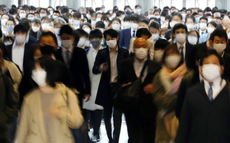 Foule dans le metro de Tokyo durant la pandemie de covid-19