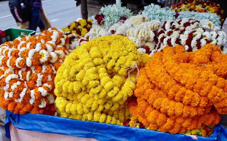 Des guirlandes de Marigolds sur un marché