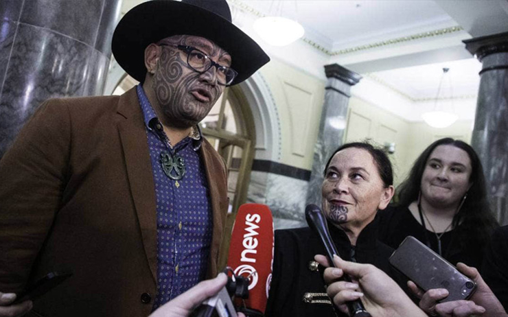 Le co-leader du Parti Māori, Rāwiri Waititi devant les micros des médias après son expulsion de la Chambre