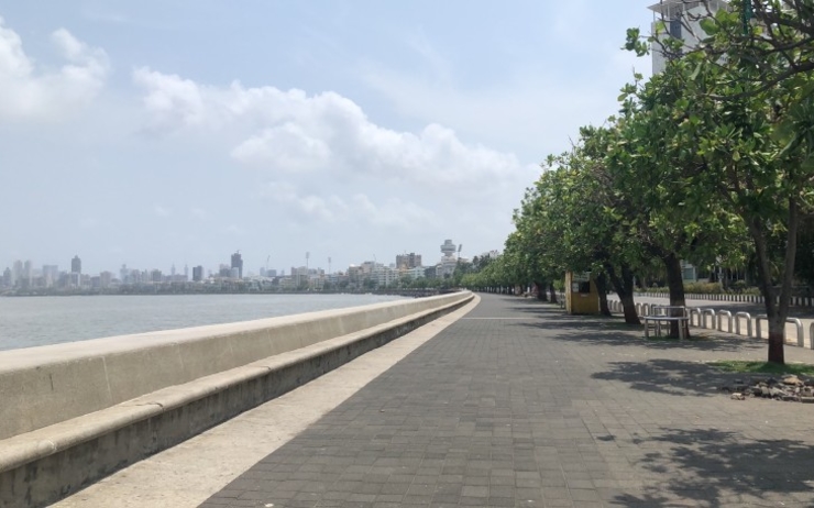 Une vue de Marine Drive à Mumbai vide