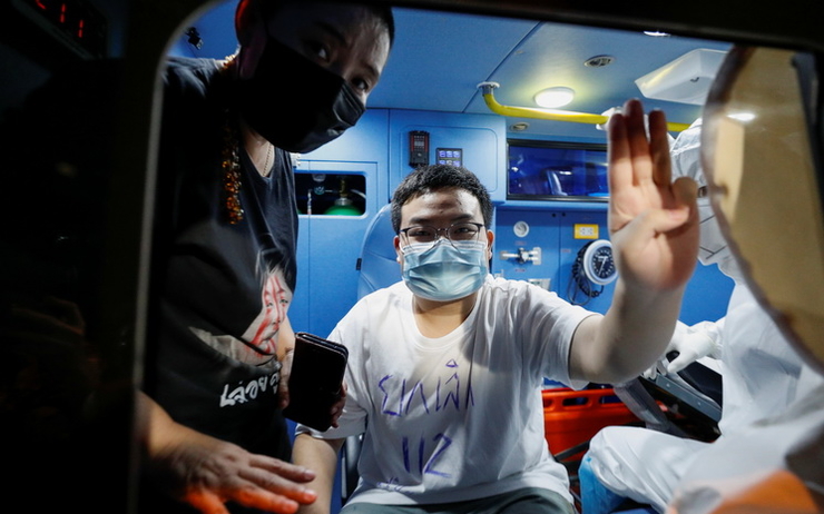 Militant-thailandais-Penguin-ambulance