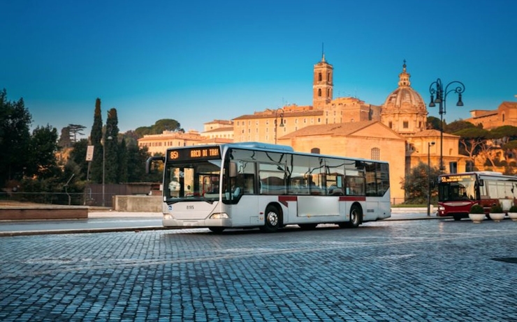 Un bus passant sur une grande avenue de Rome