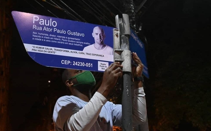 Installation des plaques de la rue ator paulo gustavo à Niteroi