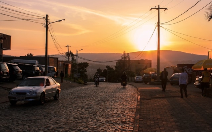 Une rue de Kigali au soleil couchant