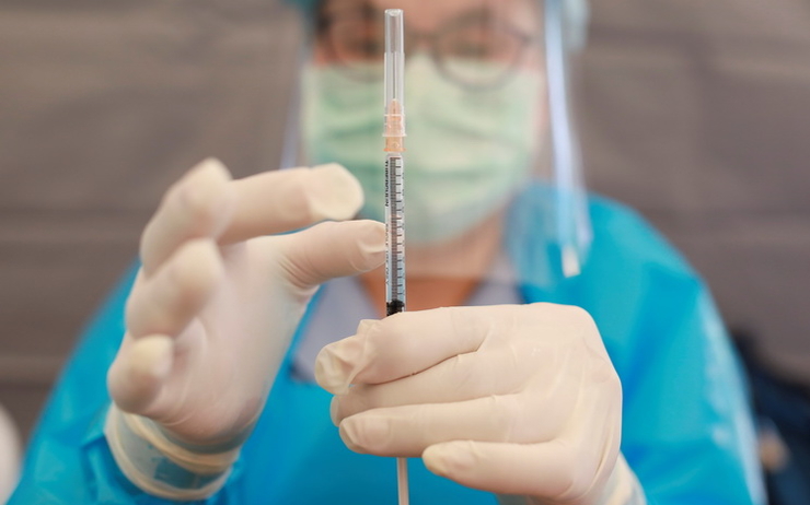 Un docteur préparant un vaccin