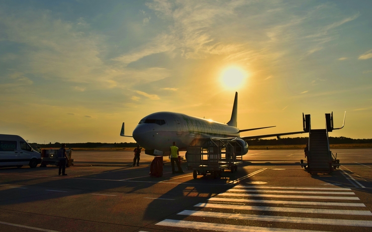 Avion sur piste au lever de soleil