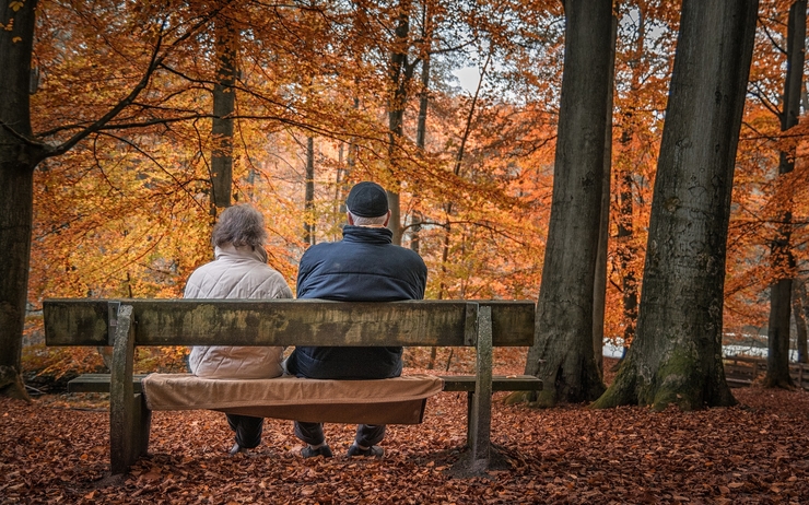 retraités expatriés sur un banc en automne