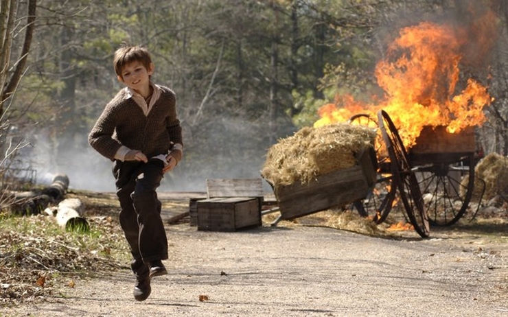 Un enfant court pour échapper à un feu