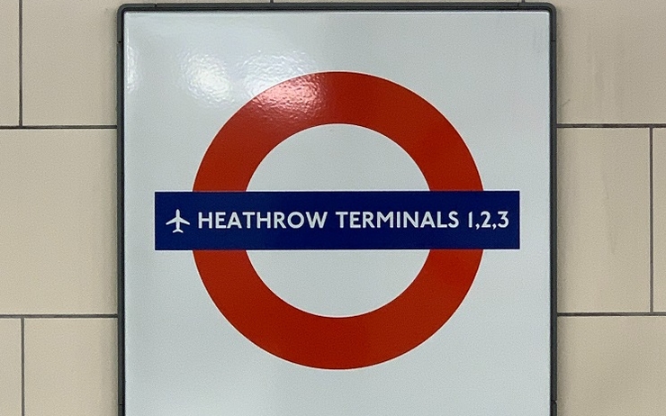 Petit panneau d'affichage indiquant "Heathrow Terminals 1,2,3"