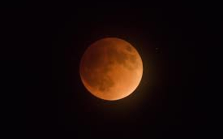 observation d'une eclipse lunaire depuis l'Indonesie le 26 mai