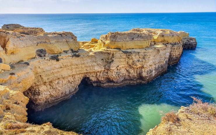 Les falaises de la région d'Algarve au Portugal
