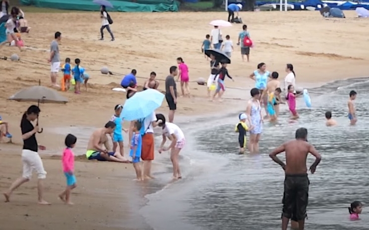personnes se raffraichissant à la plage de Hong Kong
