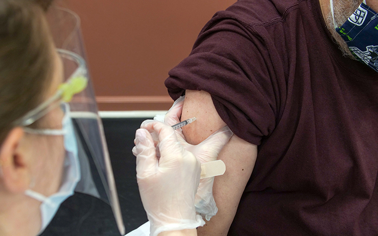 Une personne se faisant vacciner contre la Covid-19 
