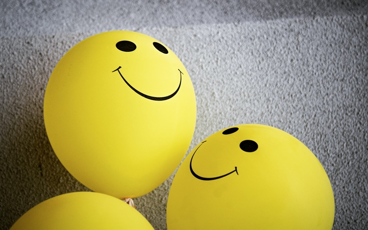 Des ballons smiley jaunes souriants