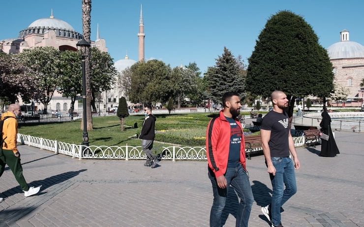 Des touristes sur le parvis de Sultanahmet pendant le "confinement total" en Turquie