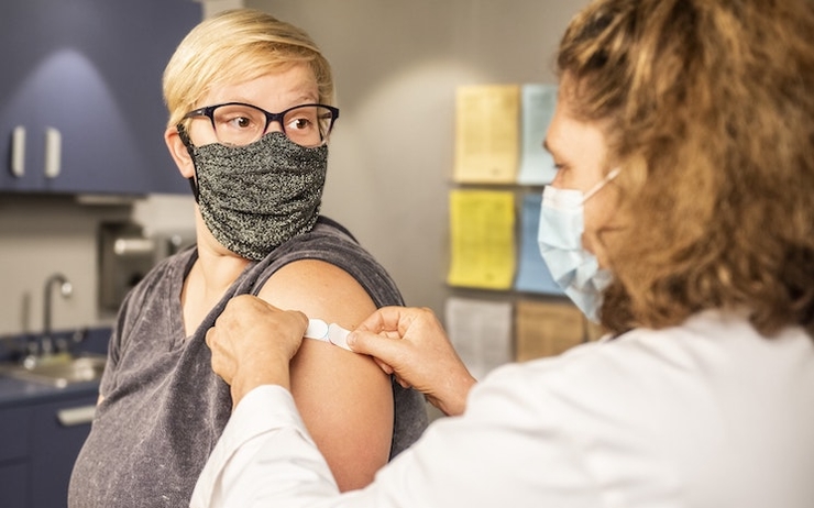 Une femme se faisant vacciner contre le Covid-19