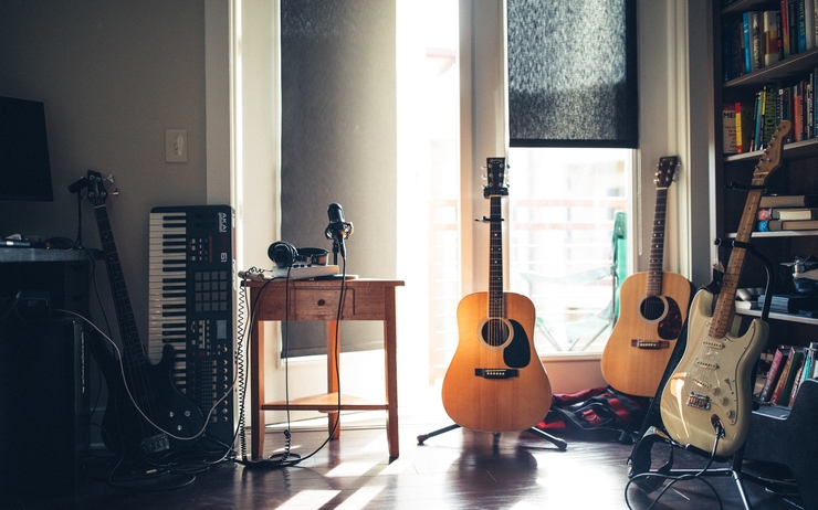 un appartement avec des instruments de musique 