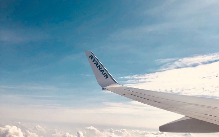 L'aile d'un avion Ryanair surplombant les nuages