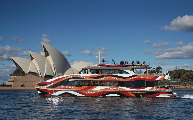 photo d'un ferry aux couleurs aborigènes