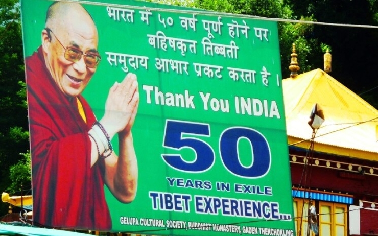 Une affiche marquant les 50 ans d'exil en Inde pour le Dalaï-lama