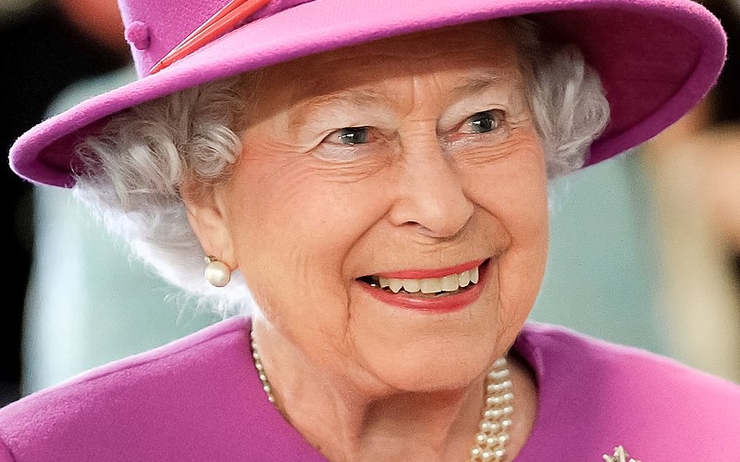 La reine Elizabeth II vêtue de rose