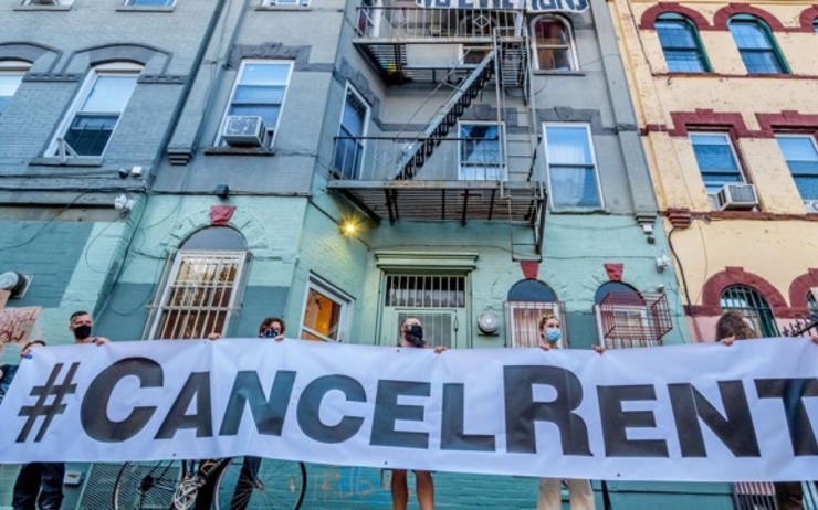 Des personnes tiennent une banderole "annulez les loyers" à New York 