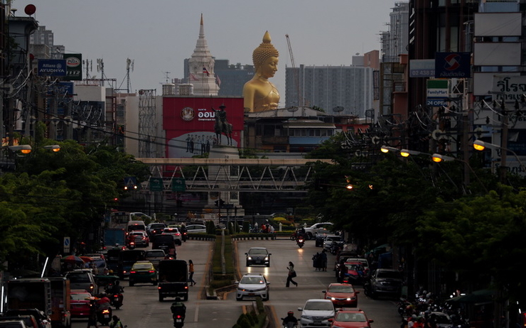 Une rue de Bangkok avec en arriere-plan un Bouddha geant