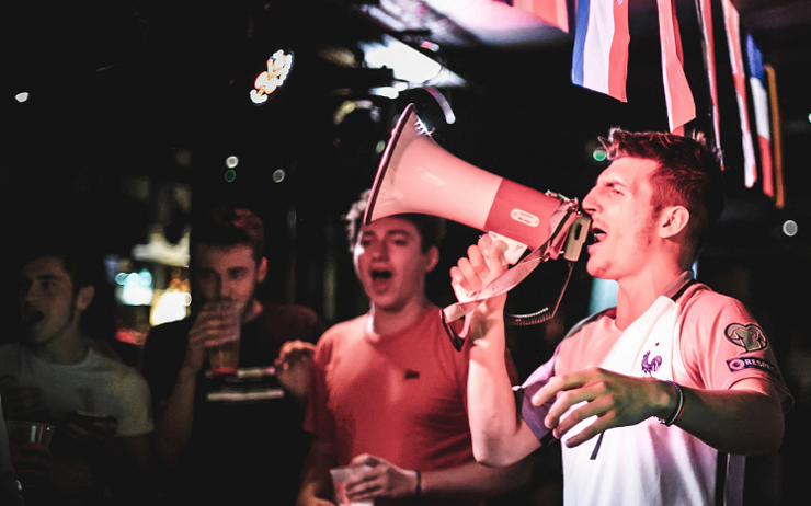 Des supporters français, mégaphone ou bière à la main