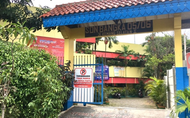 Entrée d'une école de quartier à Jakarta