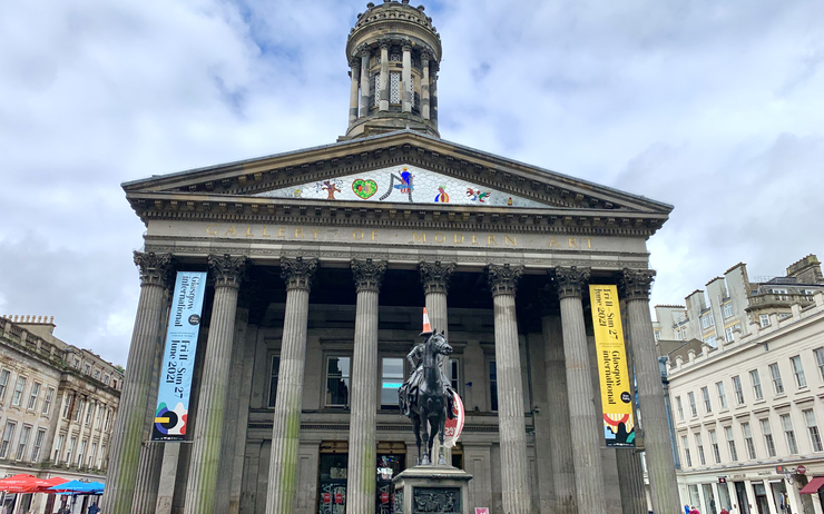Devant la Modern Art Gallery de Glasgow, la statue du Duc de Wellington est chapeautée d’un cône de circulation orange. 