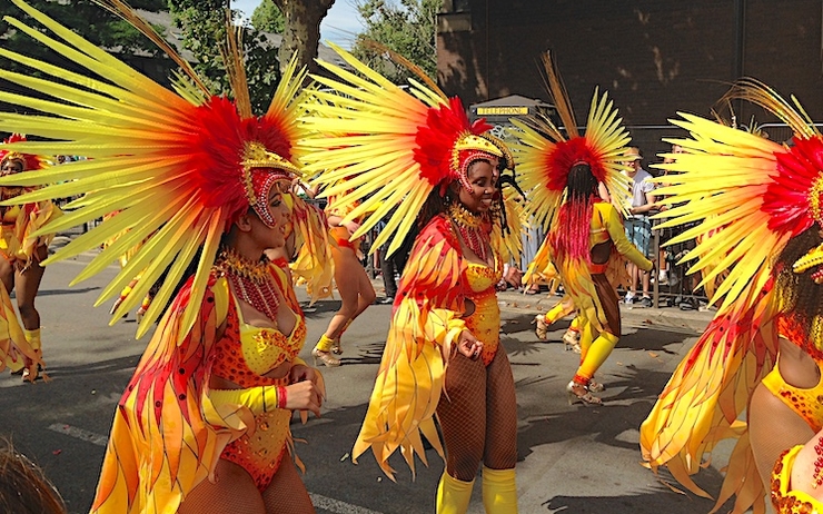 Une parade colorée du carnaval