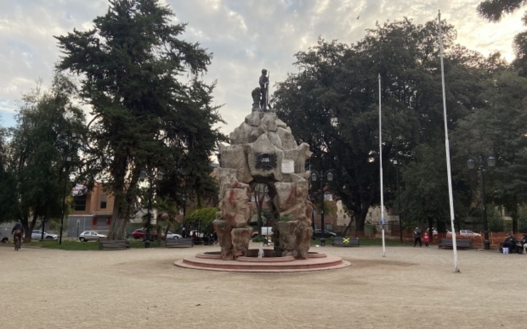 Le Roto Chileno au centre de la Plaza Yungay