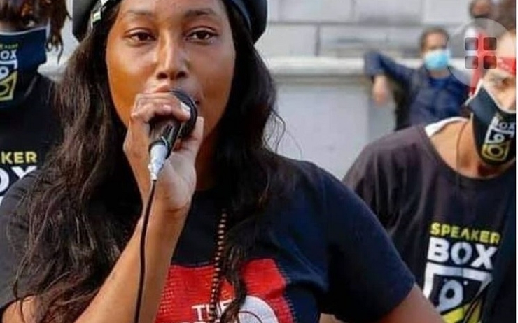 L'activiste BLM Sasha Johnson, micro à la main