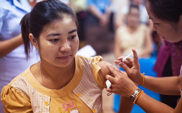 Jeune femme khmère se faisant vacciner