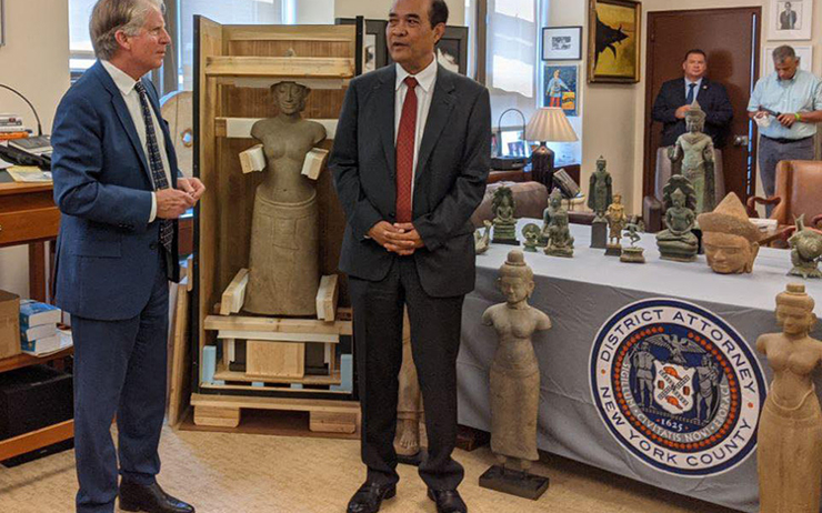 Le procureur de New york et l'ambassadeur du Camboge aux Etats Unis lors de la restitution de 27 antiquités khmères