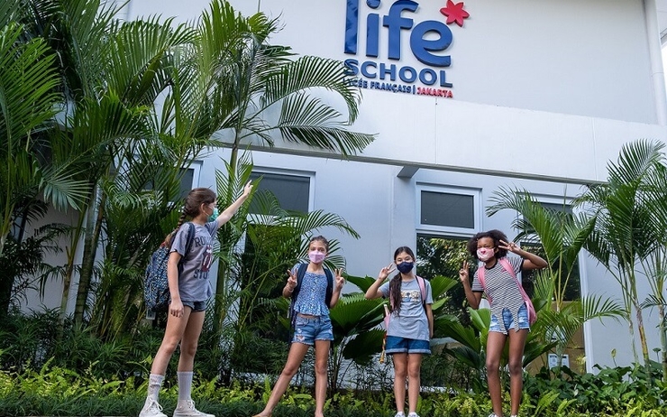 Elèves devant la facade du Life School, lycée francais de Jakarta