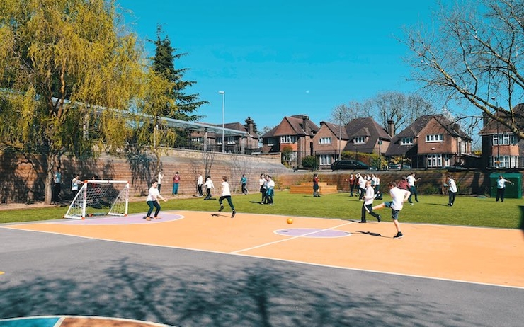 Enfants qui font du sport dans la cour de l'école 