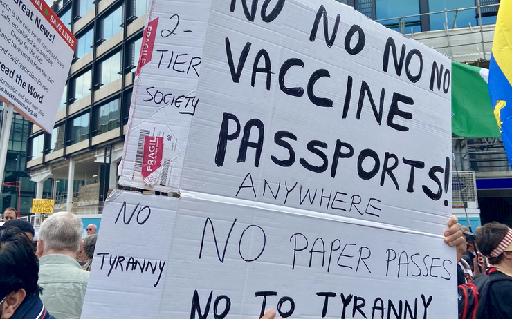 Pancarte de la manifestation anti-passeports vaccinaux 