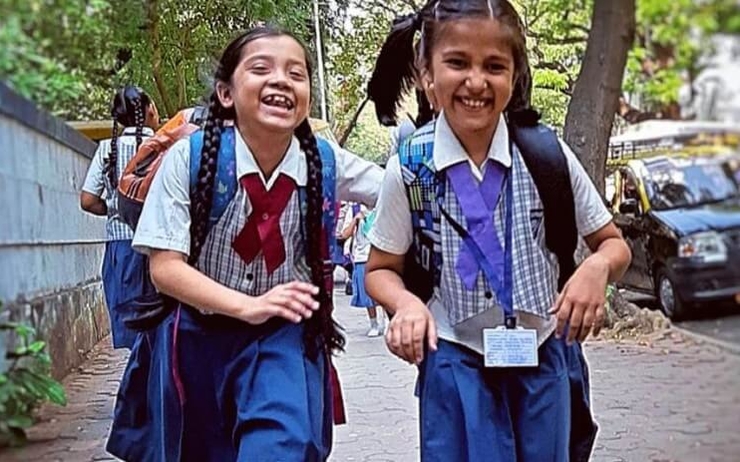 Petites filles en uniforme sur le chemin de l'école