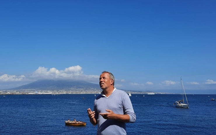 Philippe Vilain devant la mer de Naples