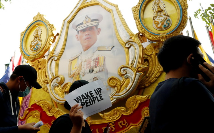 Portrait du Roi de Thailande durant une manifestation
