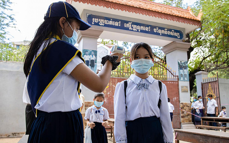 Prise de température à l'entrée d'une ecole cambodgienne Credit UNICEF