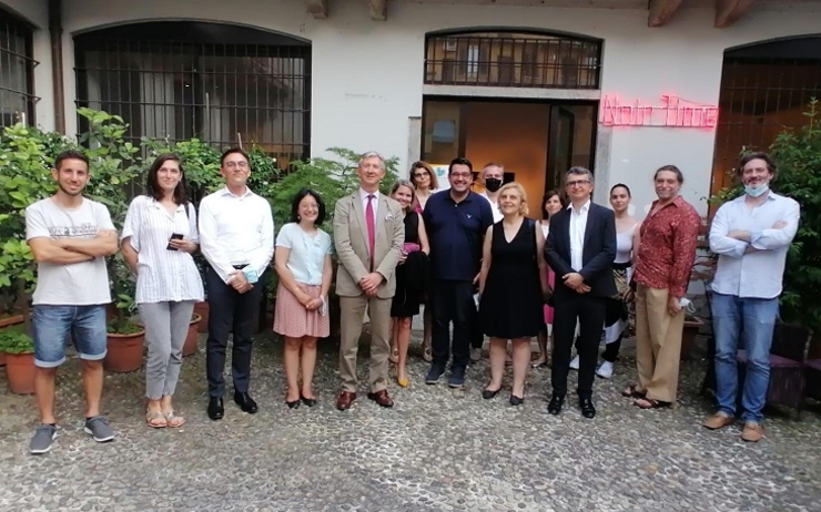 équipes de bénévoles hommes et femmes de la société bienfaisance italie