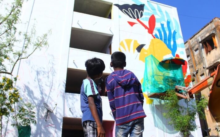 La création d'une fresque murale à Chennai par St+art India.