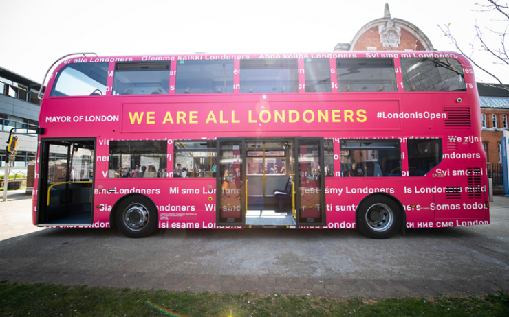 Un bus rouge à l'anglaise de la mairie avec écrit "nous sommes tous londoniens" dans toutes les langues européennes