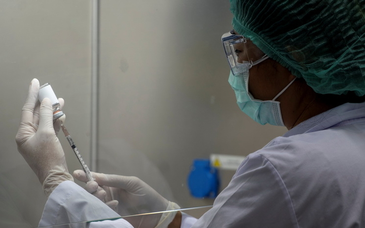 Une infirmiere thailandaise prepare une seringue pour la vaccination contre le Covid-19