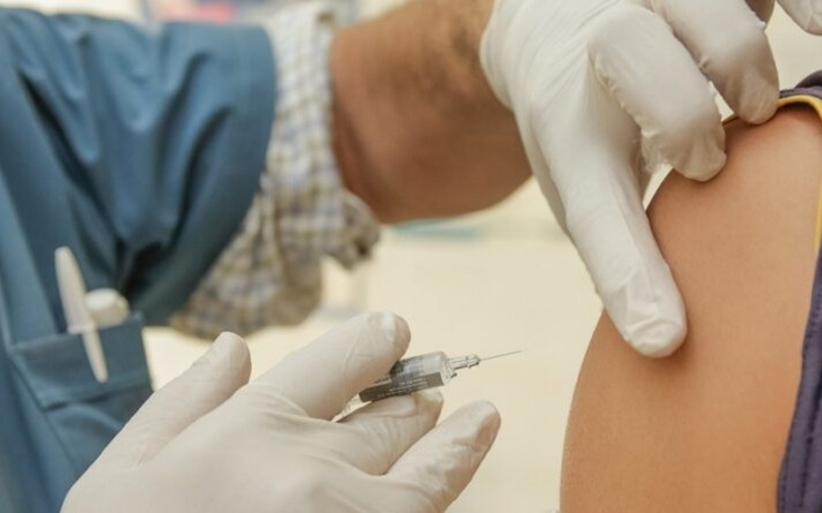 Un médecin en train d'injecter un vaccin