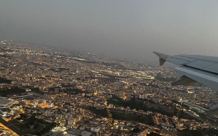 Vue d'une ville depuis un avion