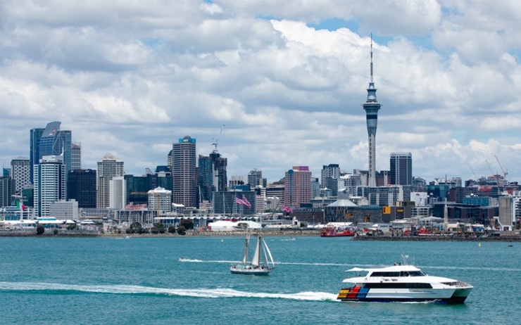 Vue sur Auckland depuis le fleuve 